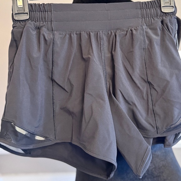 NWT Lululemon low rise hotty hot 4” size 4 or 8 - Picture 2 of 3